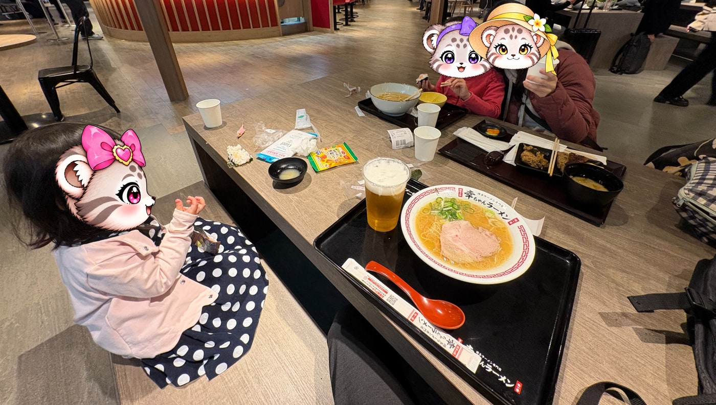 出発前は空港で朝ごはん。おにぎり、うどん、ラーメンと、それぞれ好きなものを。