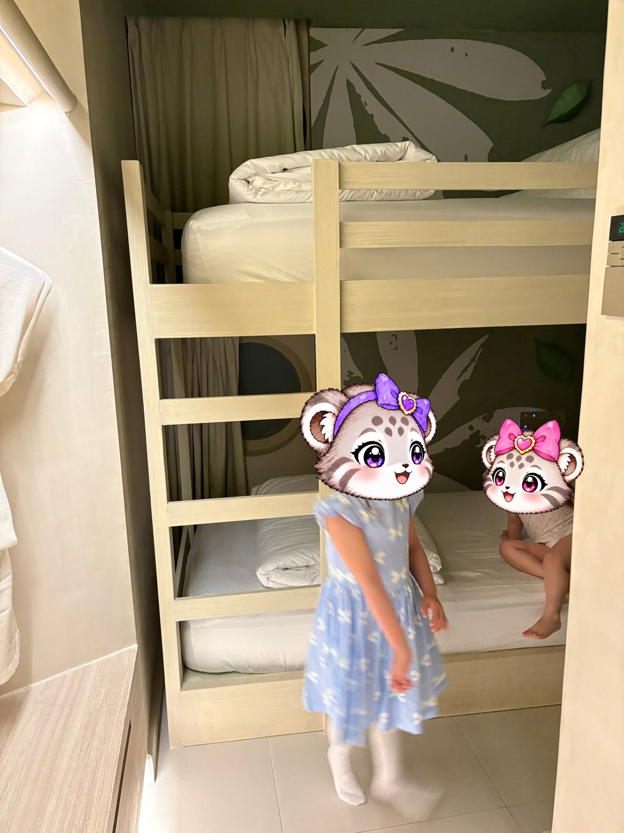 子ども部屋の二段ベッド。ここで寝たいこまぬに、パパも付き添うことに。