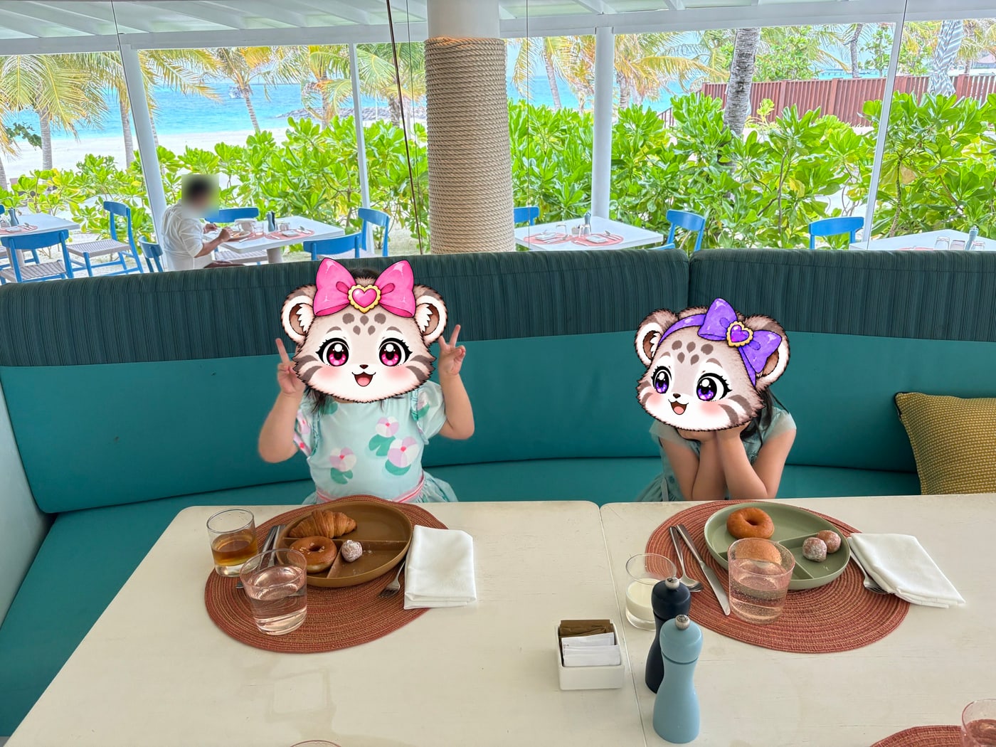 海と緑が見える朝食会場。パンやドーナツを選んで、朝からごきげん。