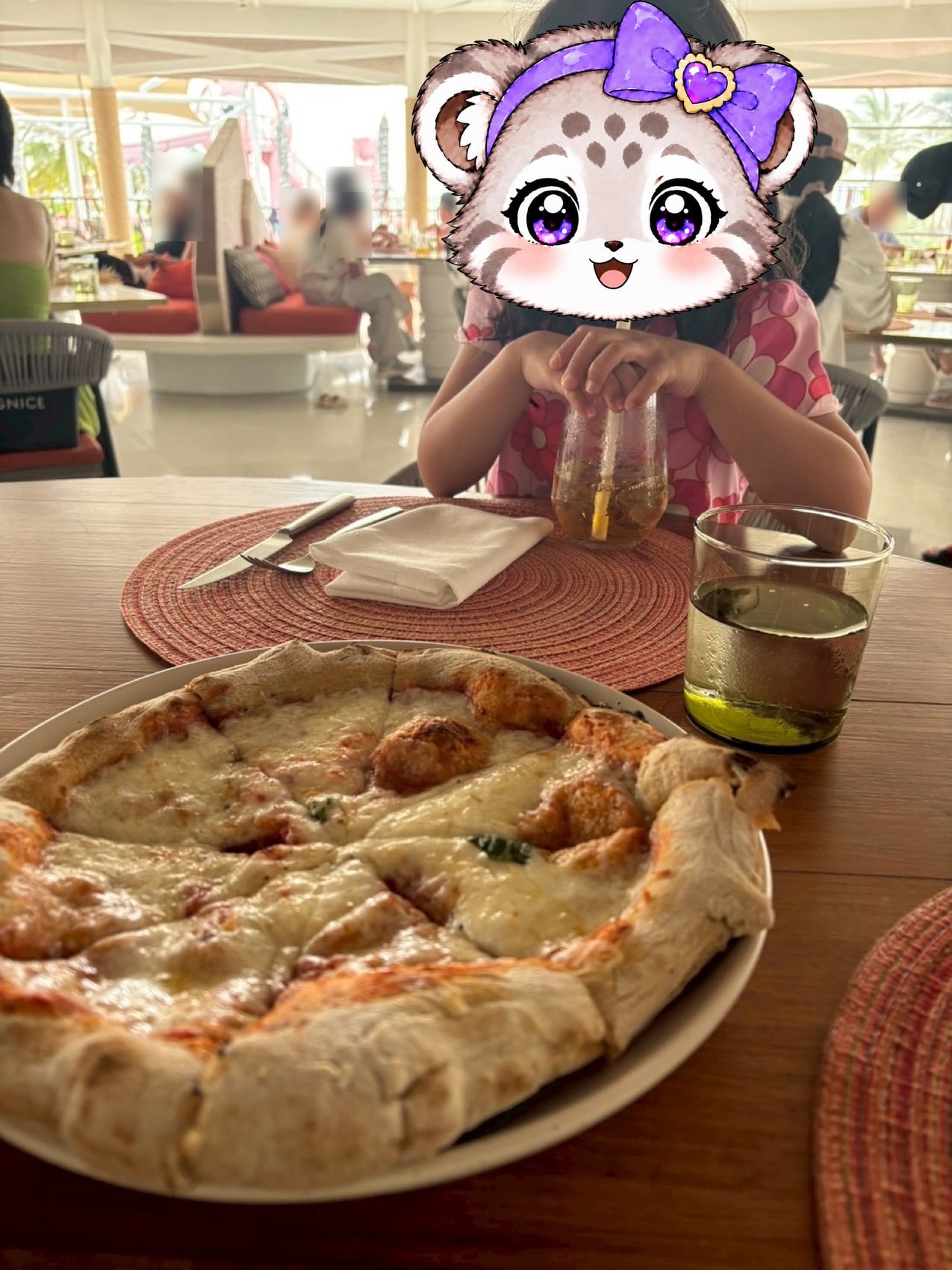 窯焼きのマルゲリータ。こまぬもこみぬも、おいしそうに食べていました。