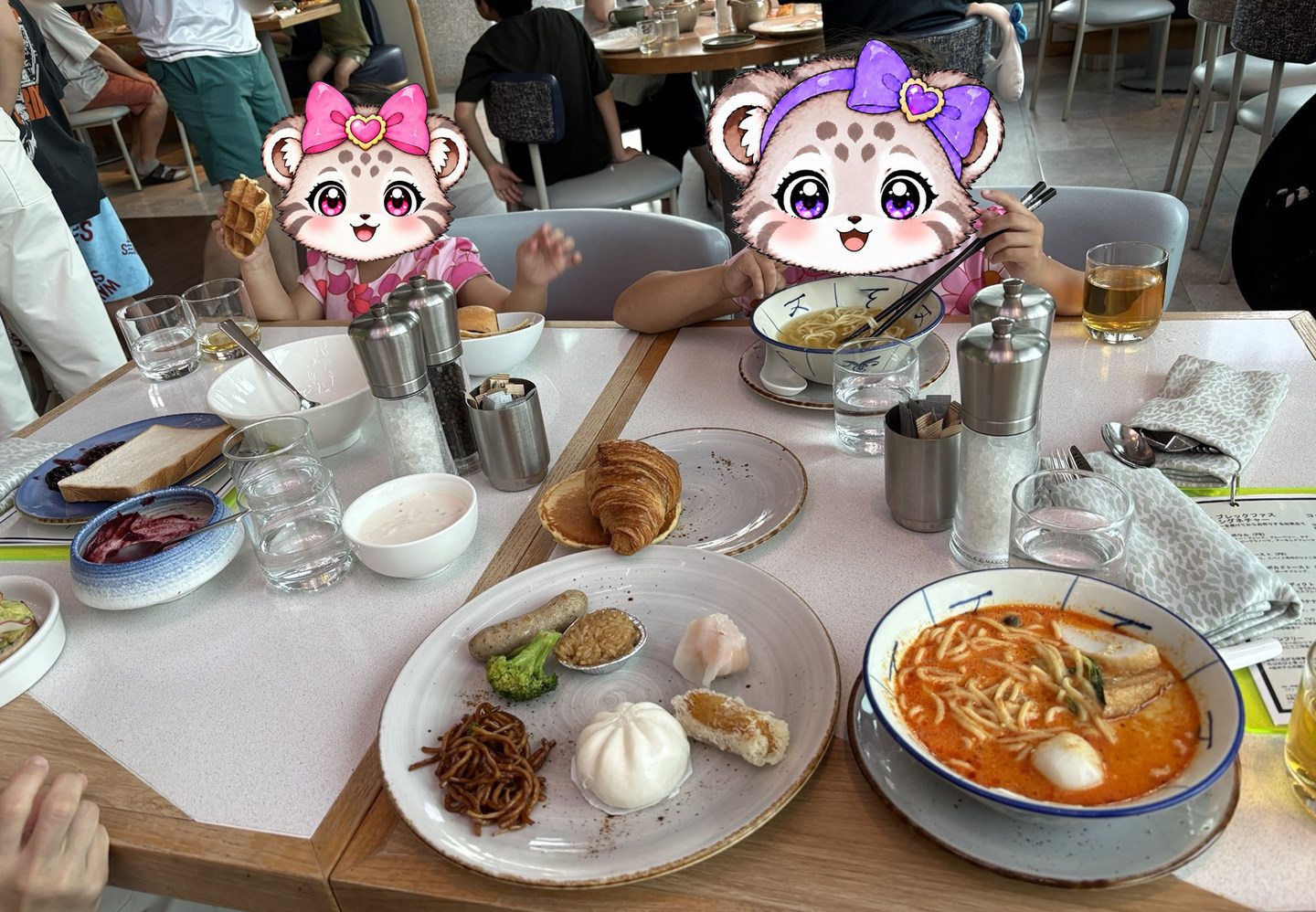 麺やパンなどを選んで朝食を楽しむこまぬとこみぬ