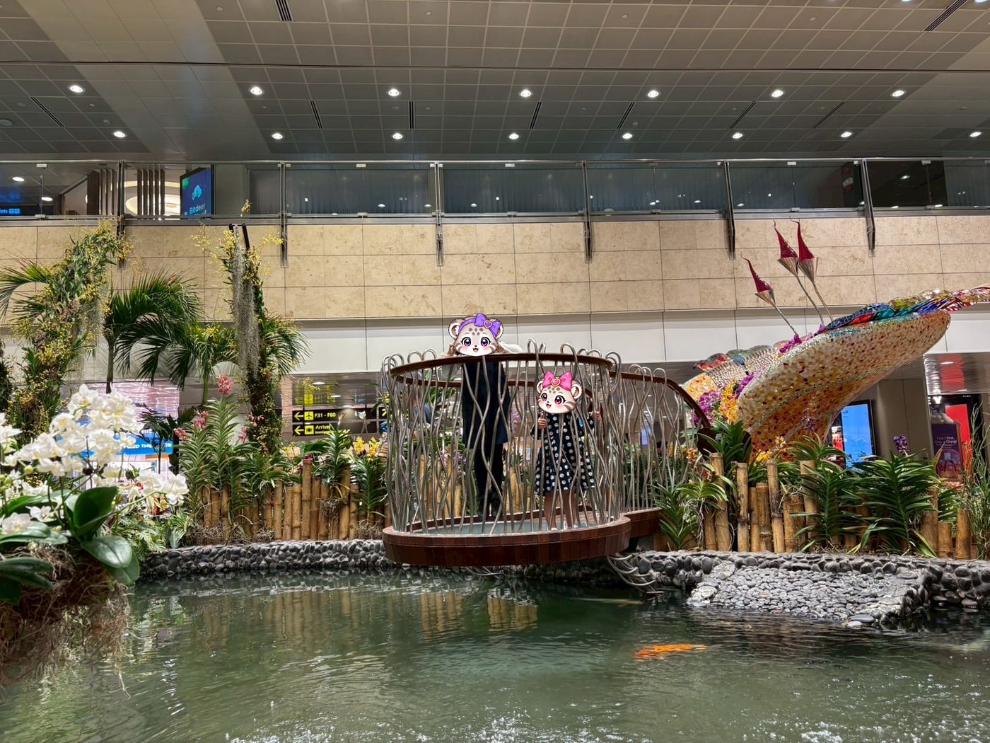 復路のチャンギ空港では、鯉が泳ぐ池のある庭園でひと休み。
