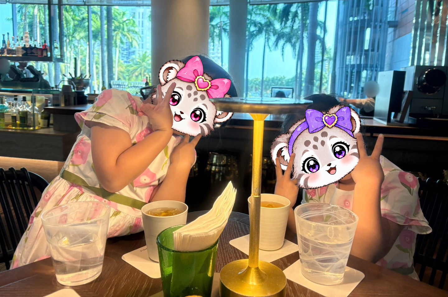 イブニングカクテルの時間に飲み物を楽しむこまぬとこみぬ
