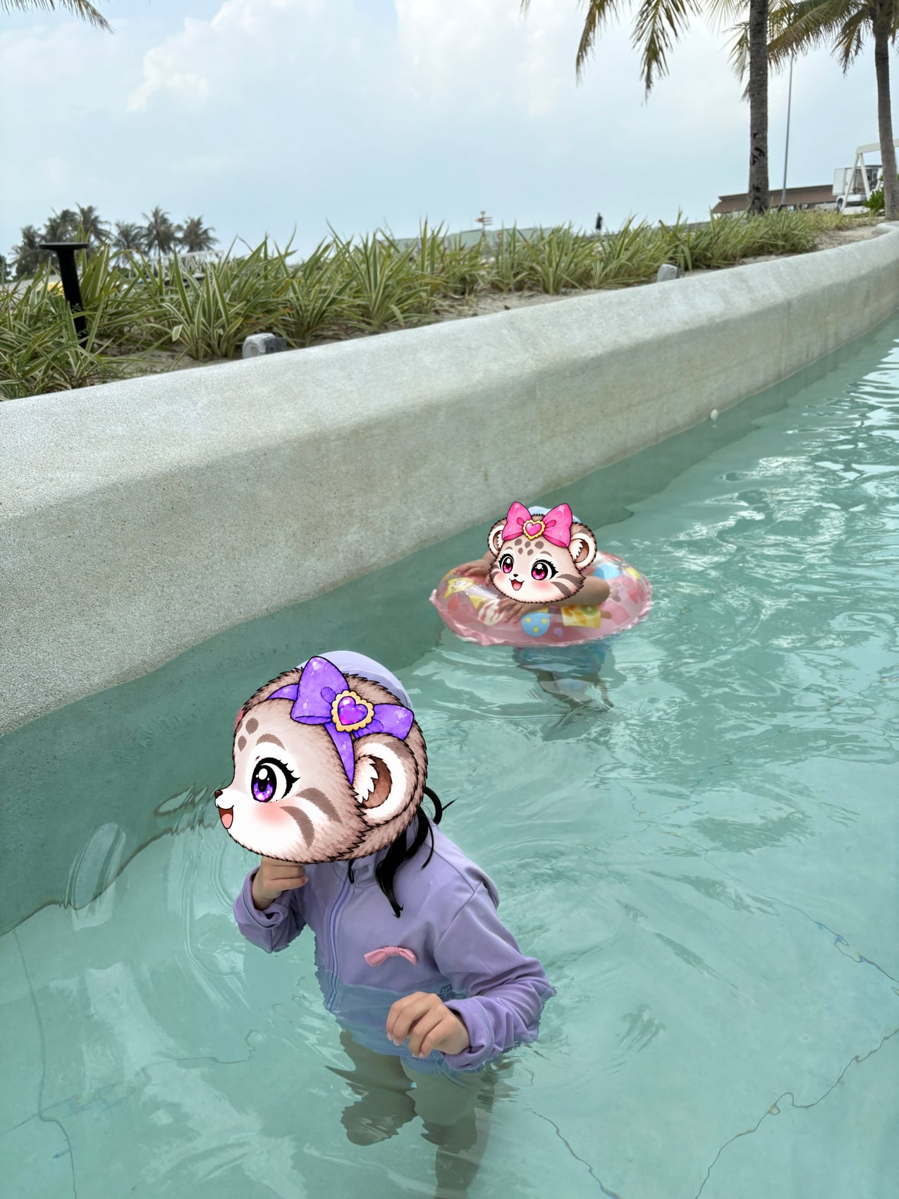 流れるプールを1周。こまぬは歩き、こみぬは浮き輪で楽しみました。