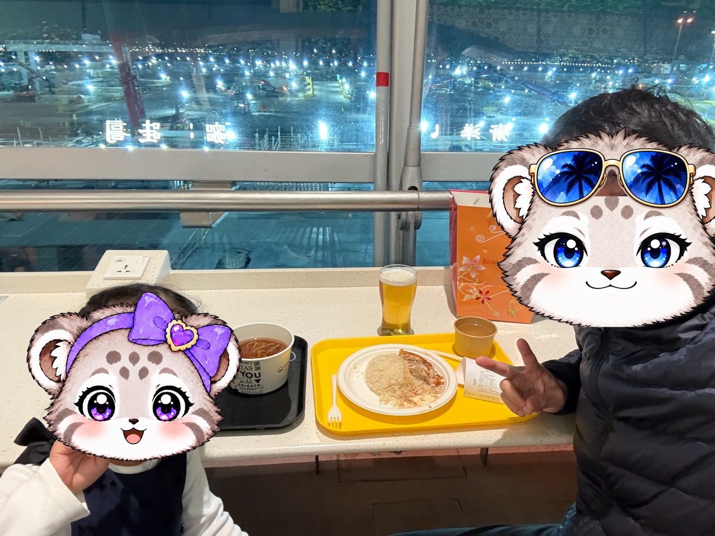 深夜の空港で、パパとこまぬのごはん。麺とスープのラーメンに、チキンライスも。
