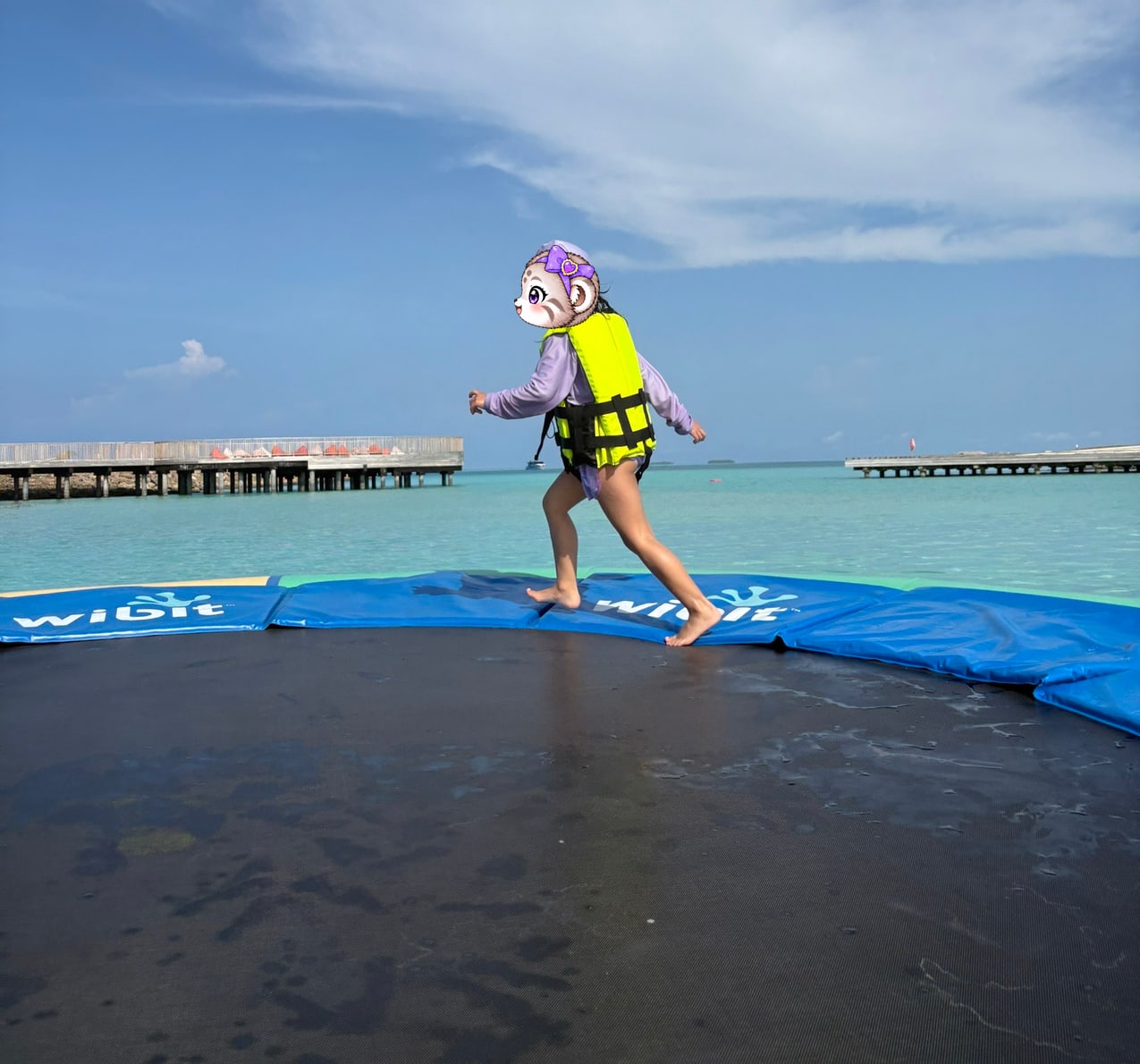 海に浮かぶトランポリンへ。パパとこまぬで遊びに行きました。