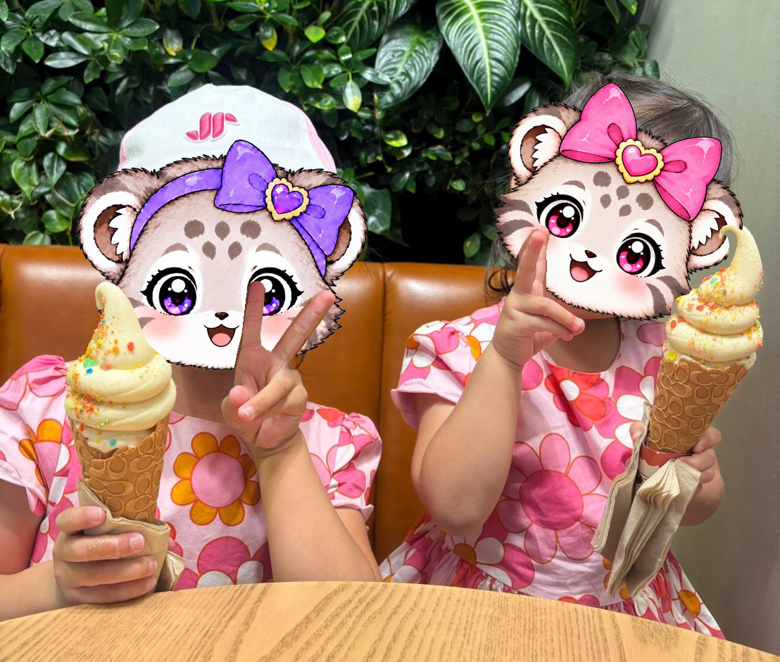 コーチカフェのソフトクリームを持つこまぬとこみぬ