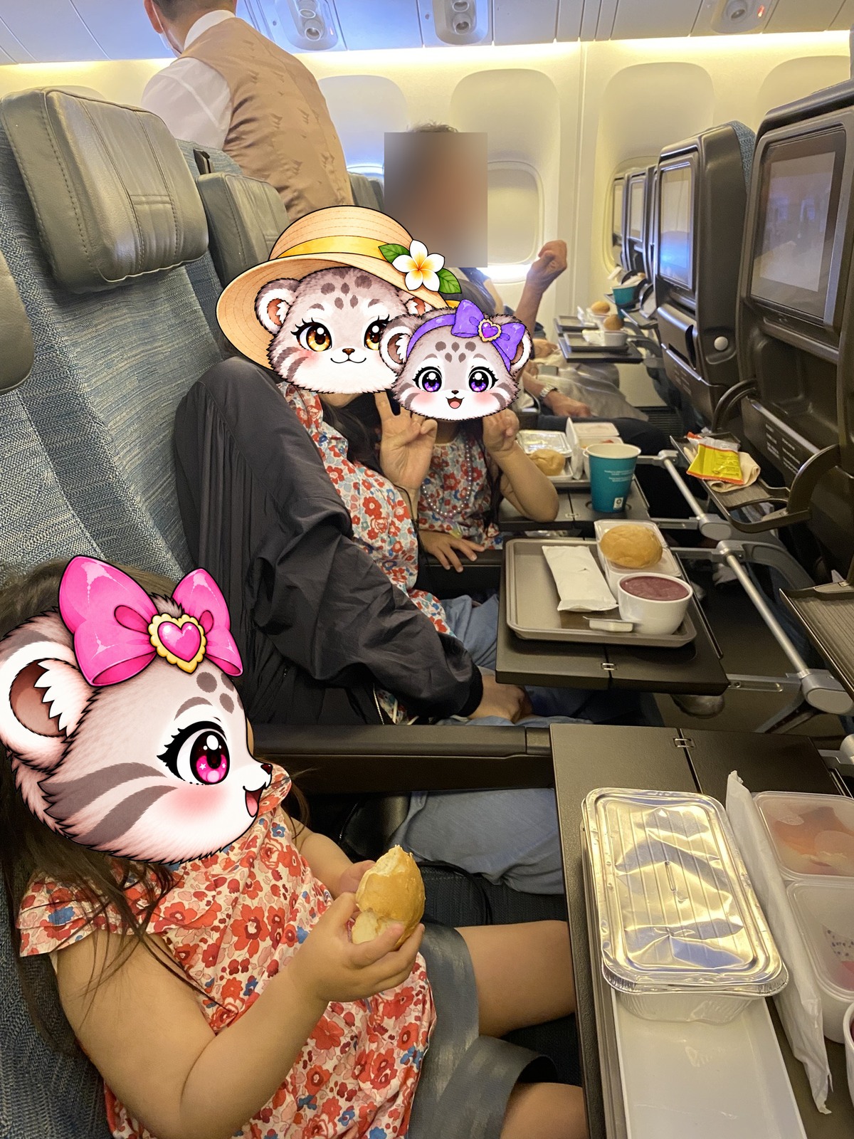 キャセイパシフィックの機内で過ごすママとこまぬ、こみぬ