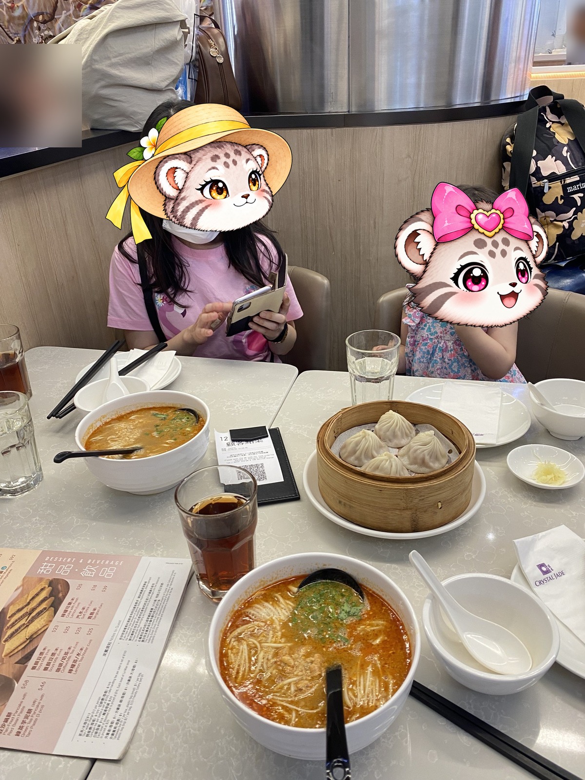 香港空港のクリスタルジェイドで担々麺を前にするママとこみぬ