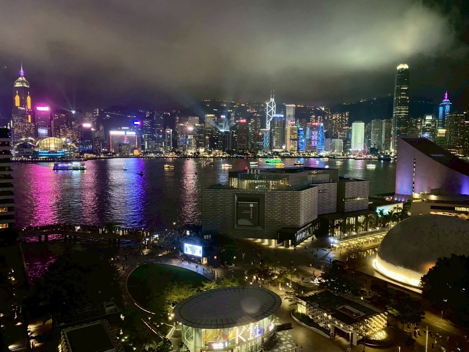シェラトン香港の客室から見たビクトリアハーバーと対岸のビル群の夜景