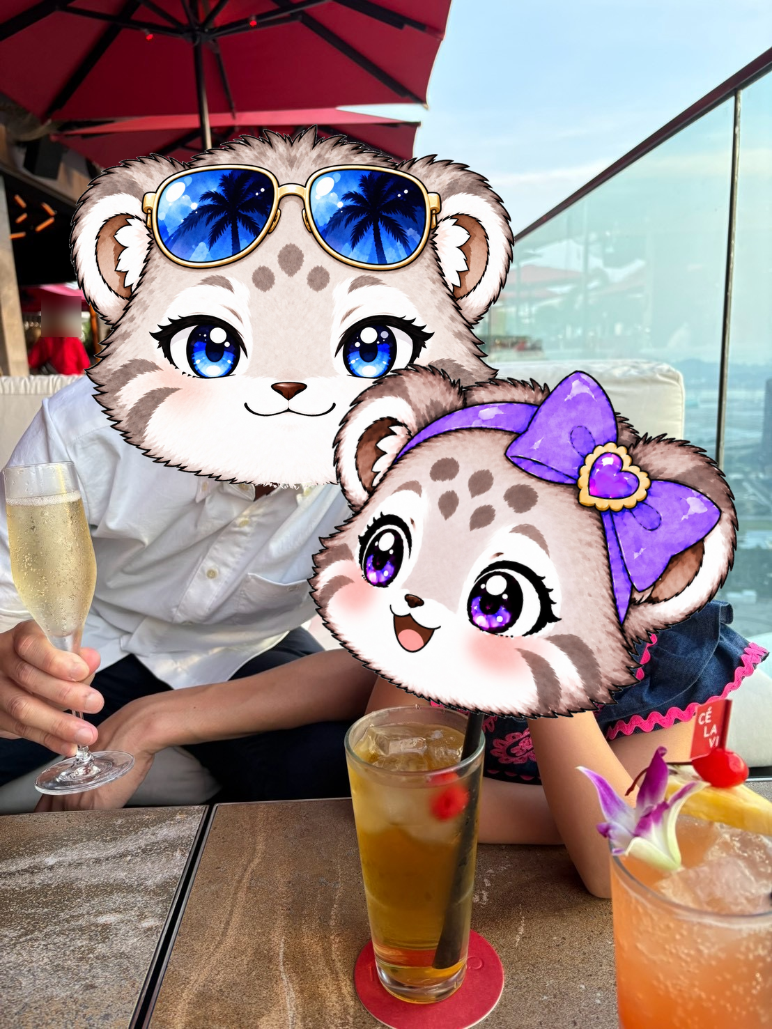 シャンパンを持つパパとアップルジュースを飲むこまぬ