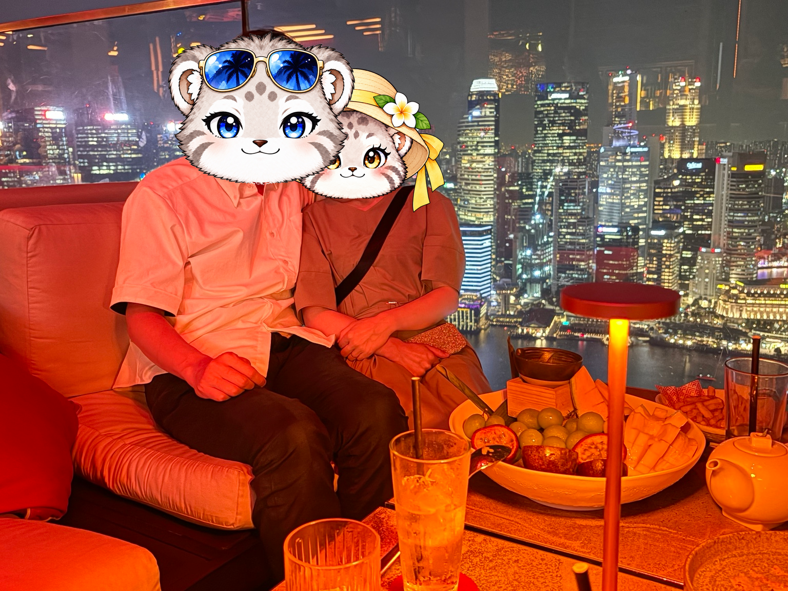 マリーナベイの夜景を背景に並んで座るパパとママ