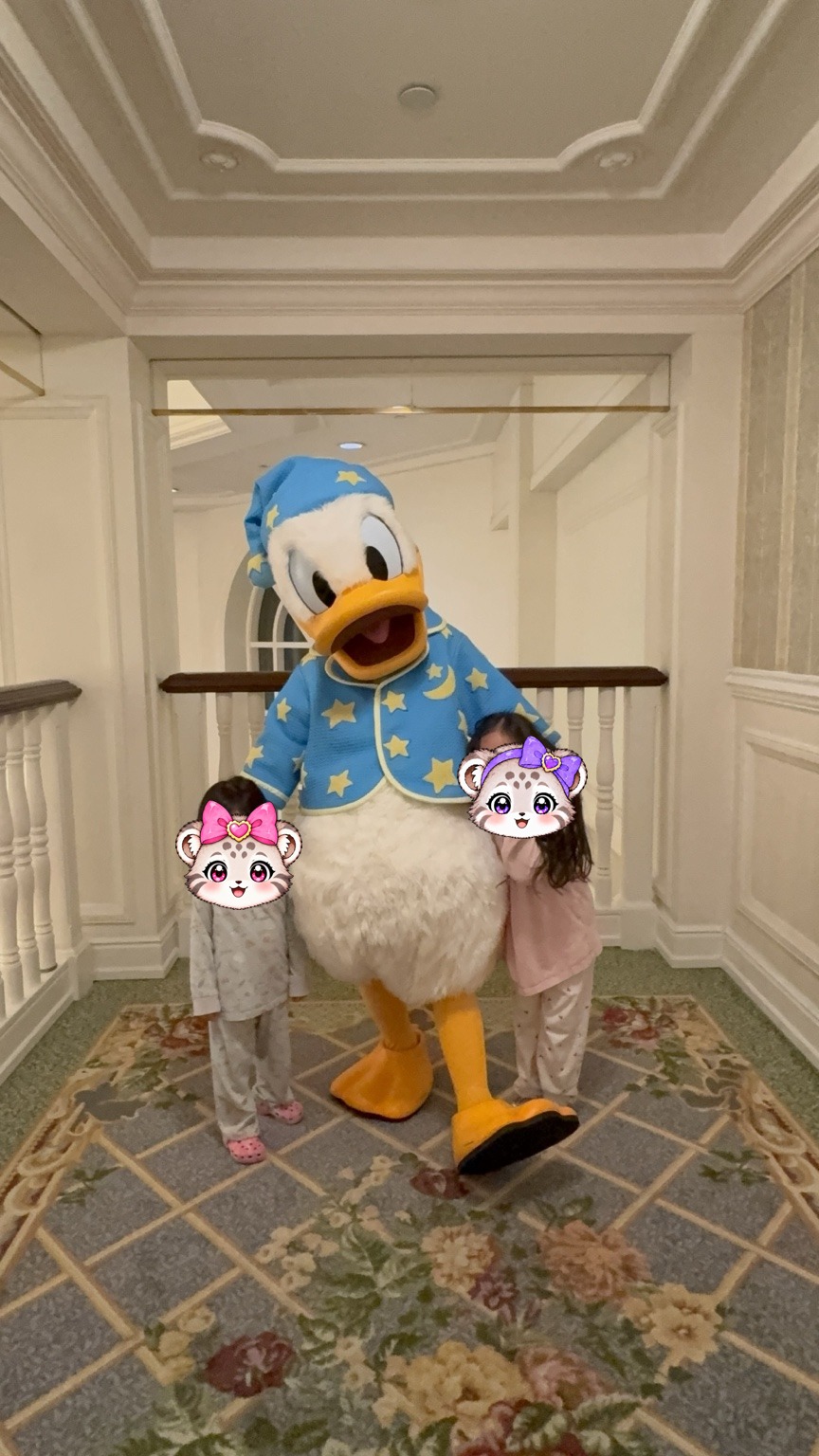 パジャマ姿のドナルドと。ホテルでもディズニーの思い出が増えました。