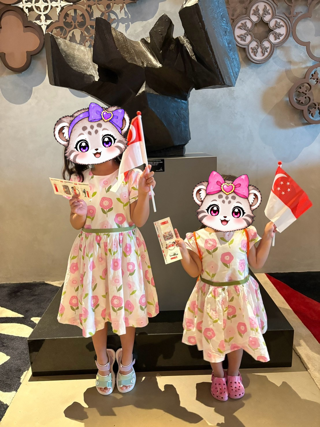 シンガポール国旗とタトゥーシールを手に持つこまぬとこみぬ