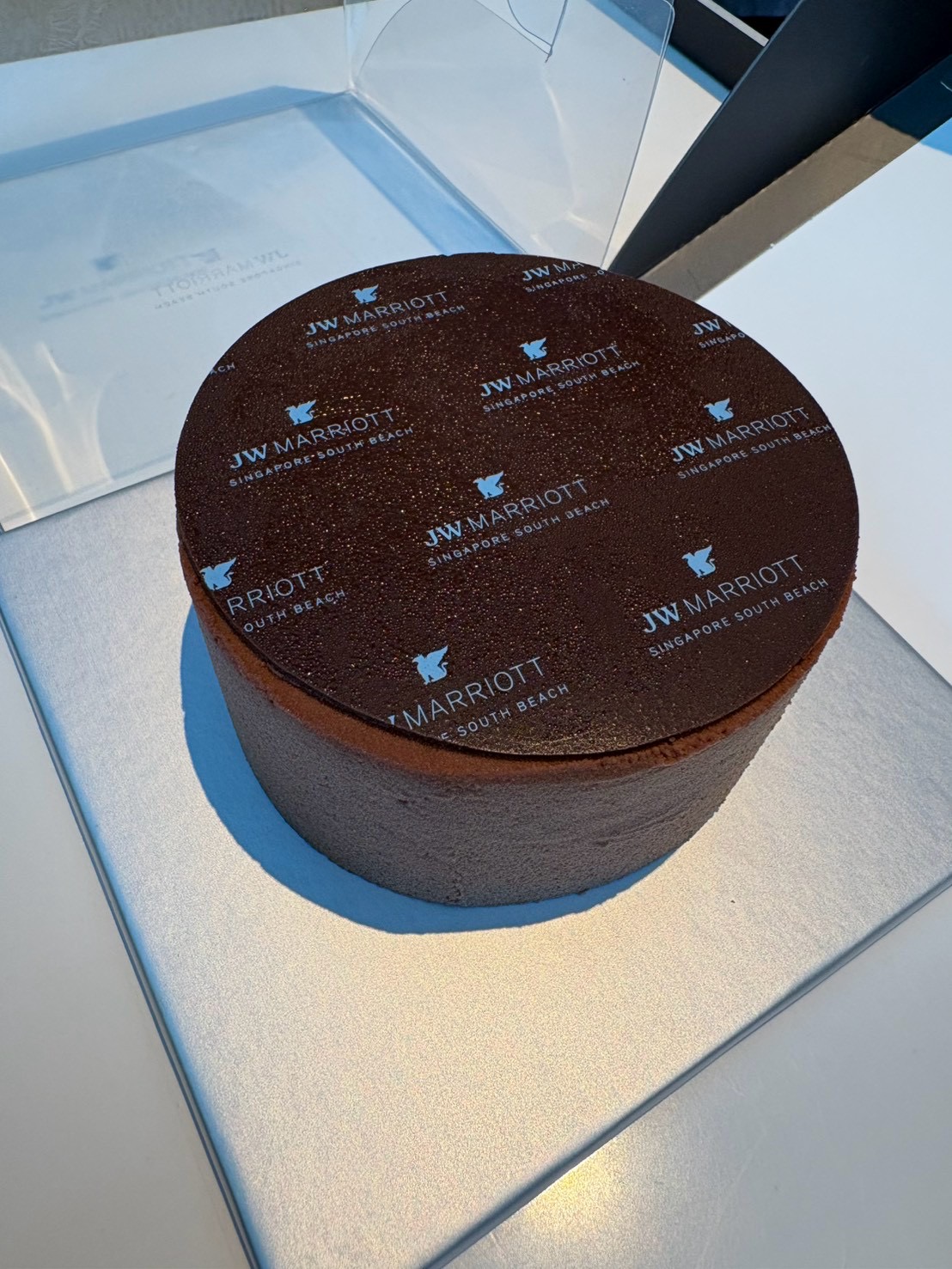 ホテルのロゴが入った記念日のケーキ