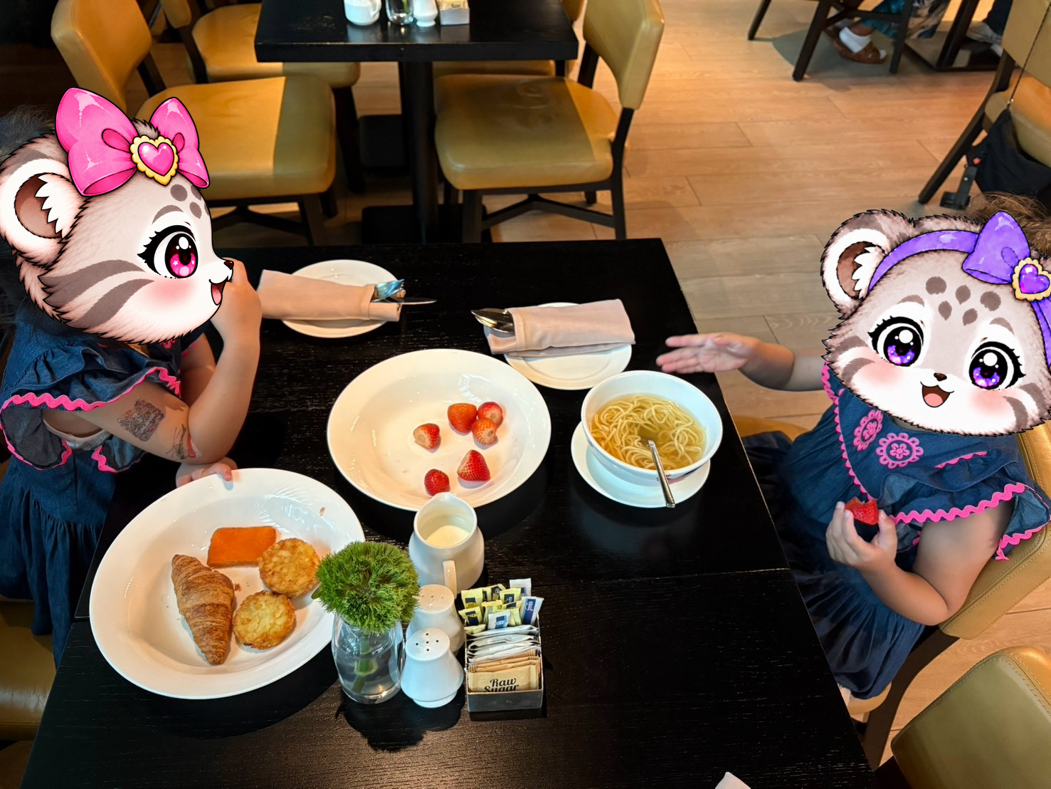 朝食のヌードルやパン イチゴを楽しむ姉妹