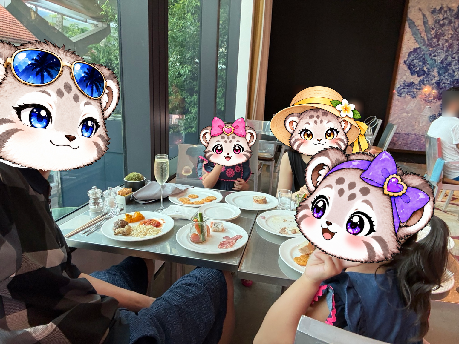料理とドリンクを囲み 家族4人で過ごすラウンジの時間