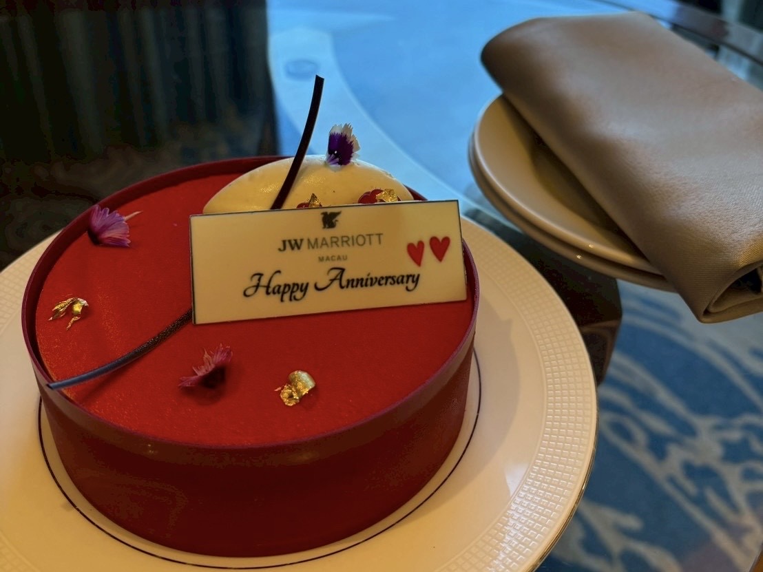 結婚式記念日に用意していただいたHappy Anniversaryケーキ。