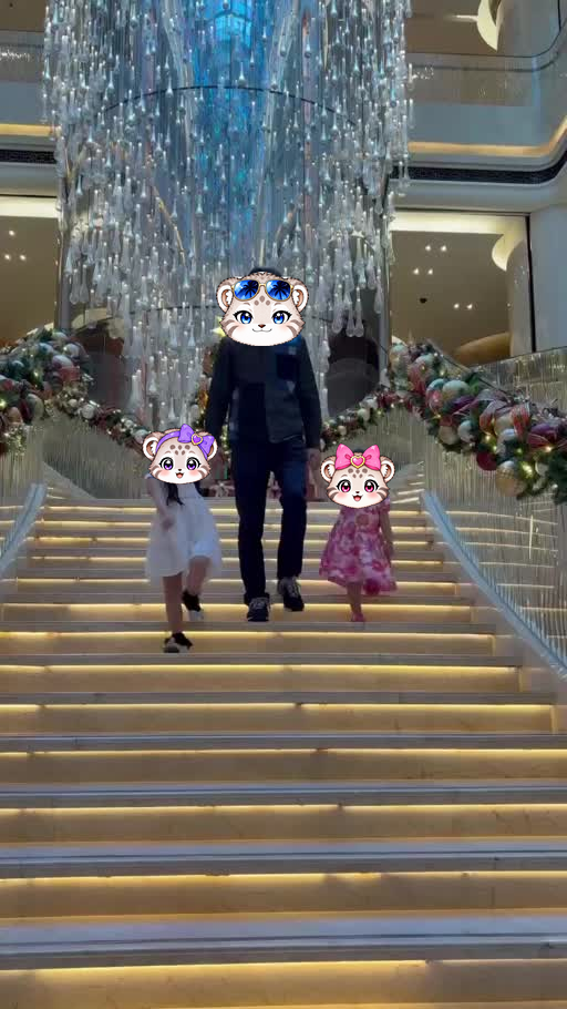 大階段で、パパとこまぬ・こみぬのプリンセスごっこ。