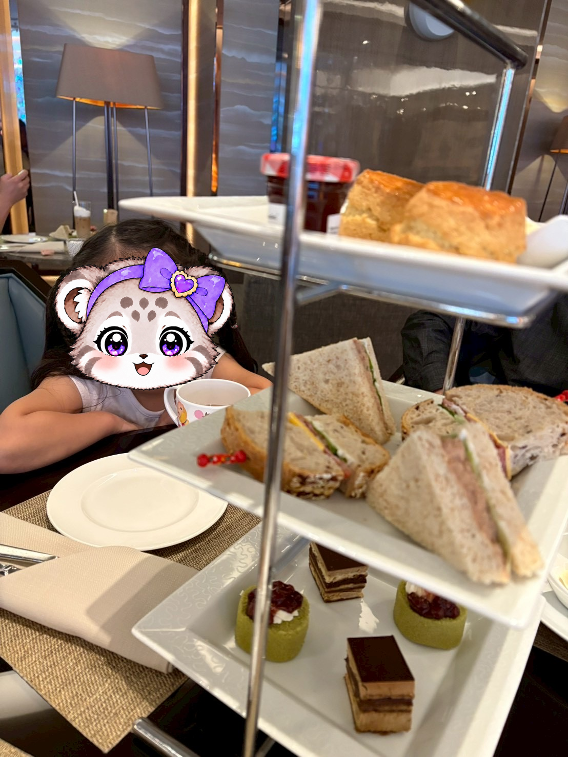 ラウンジのアフタヌーンティー。