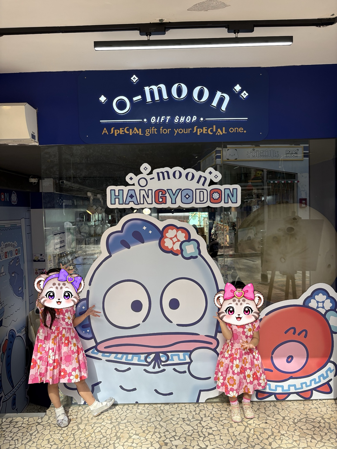 O-MOONの店先で、ハンギョドンと一緒に記念撮影。
