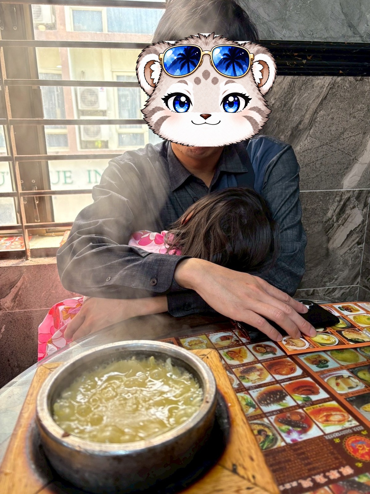 子どもたちのお昼寝中に、譚家魚翅でフカヒレ丼。