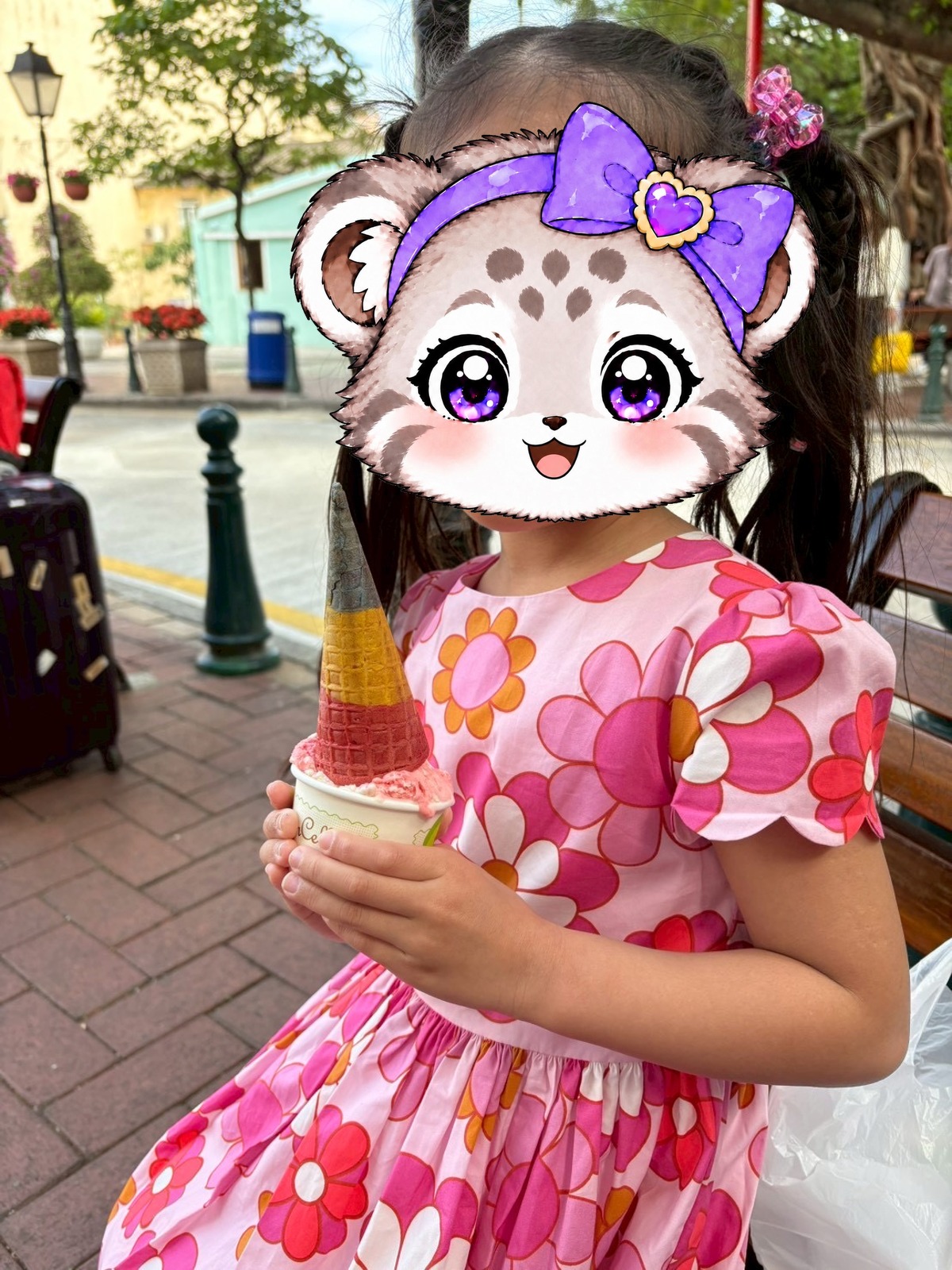リモンチェッロのアイスを持つこまぬ。こみぬはお昼寝中でした。