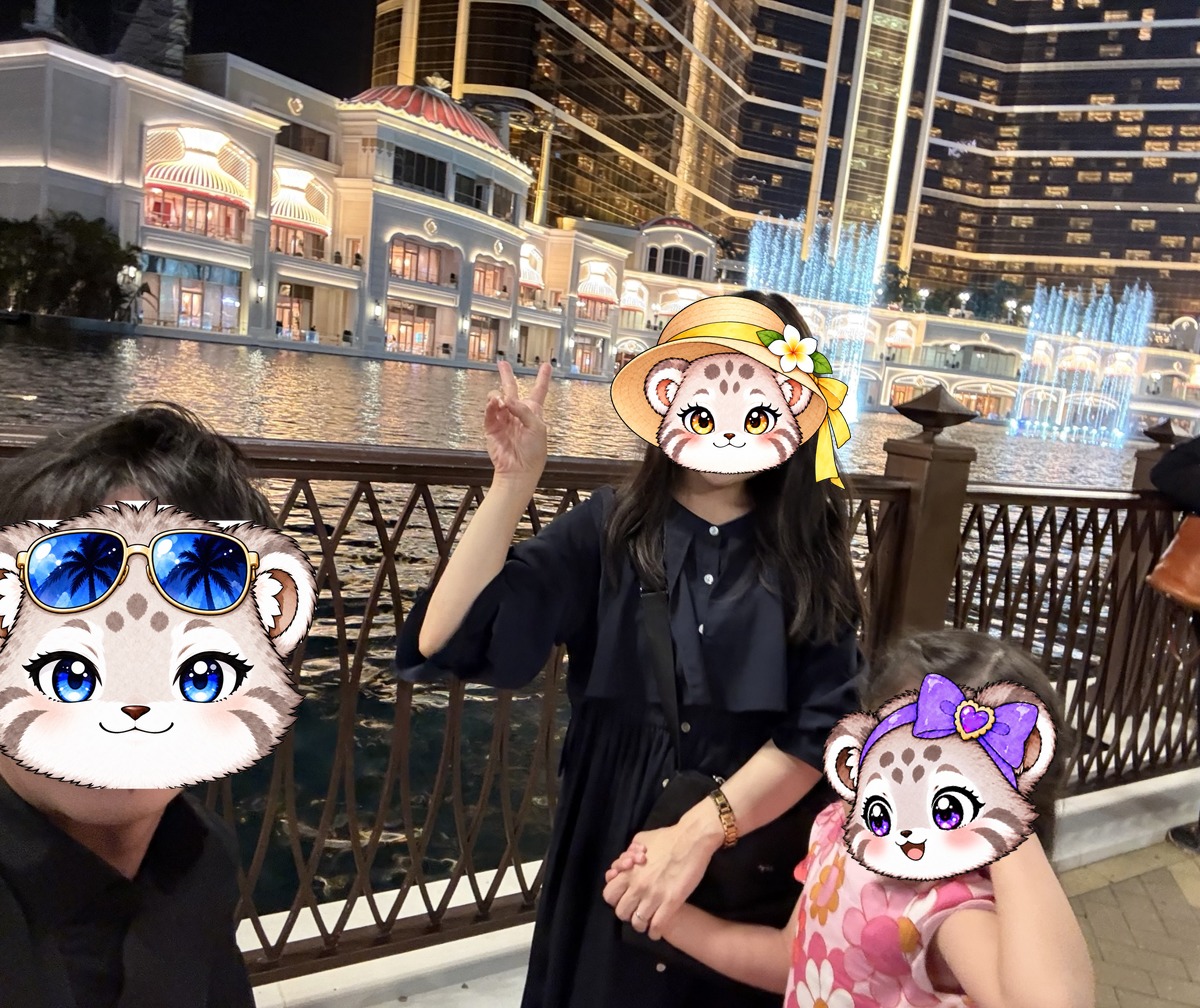 夜のウィンパレス。噴水とライトアップを背景に。