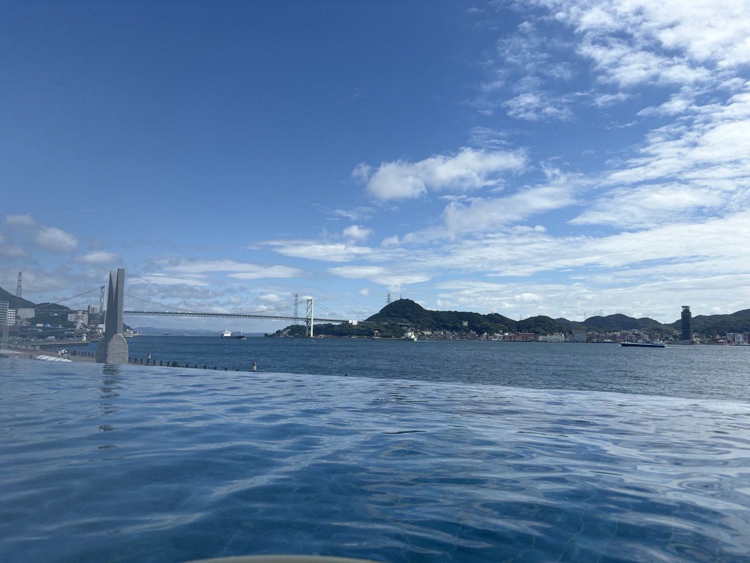 リゾナーレ下関のインフィニティプールから見る海峡と橋