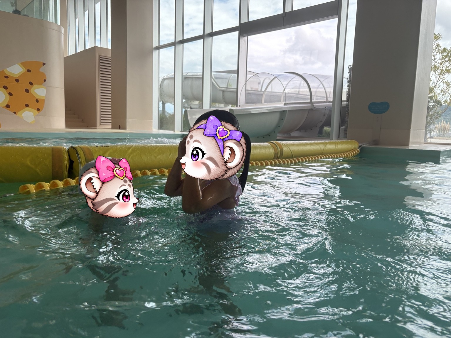 屋内プールで遊ぶこまぬとこみぬ