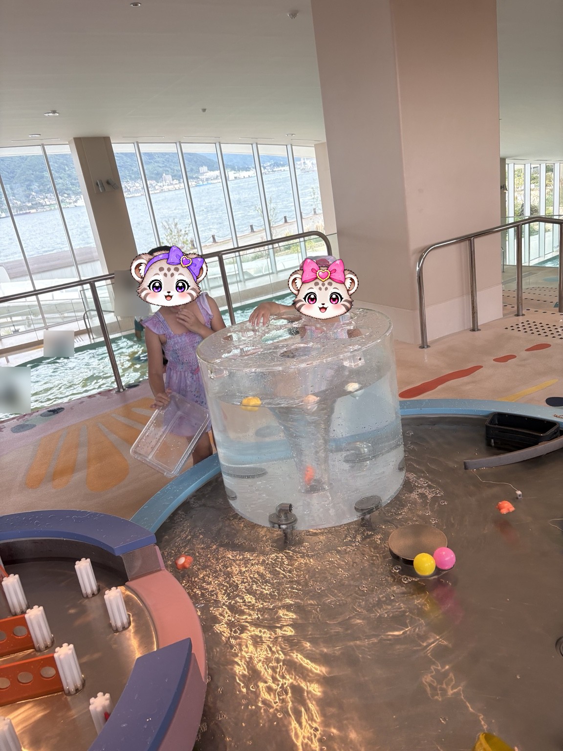 水の流れを使った透明な遊具で遊ぶこまぬとこみぬ