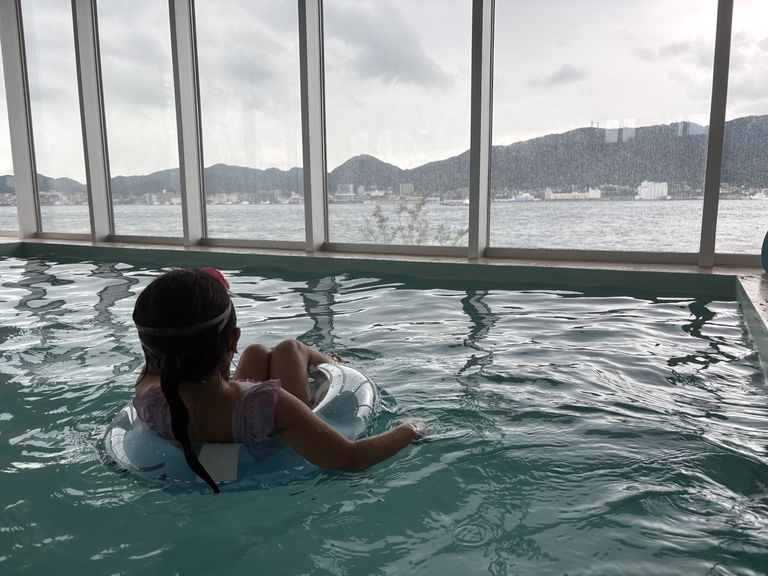 海峡の見える屋内プールで浮き輪を使うこまぬ