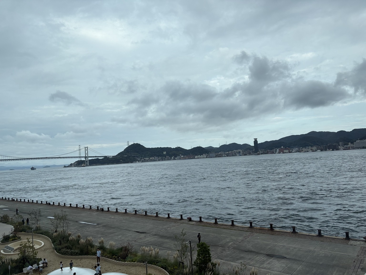 リゾナーレ下関の客室から見た海峡と海沿いの遊歩道