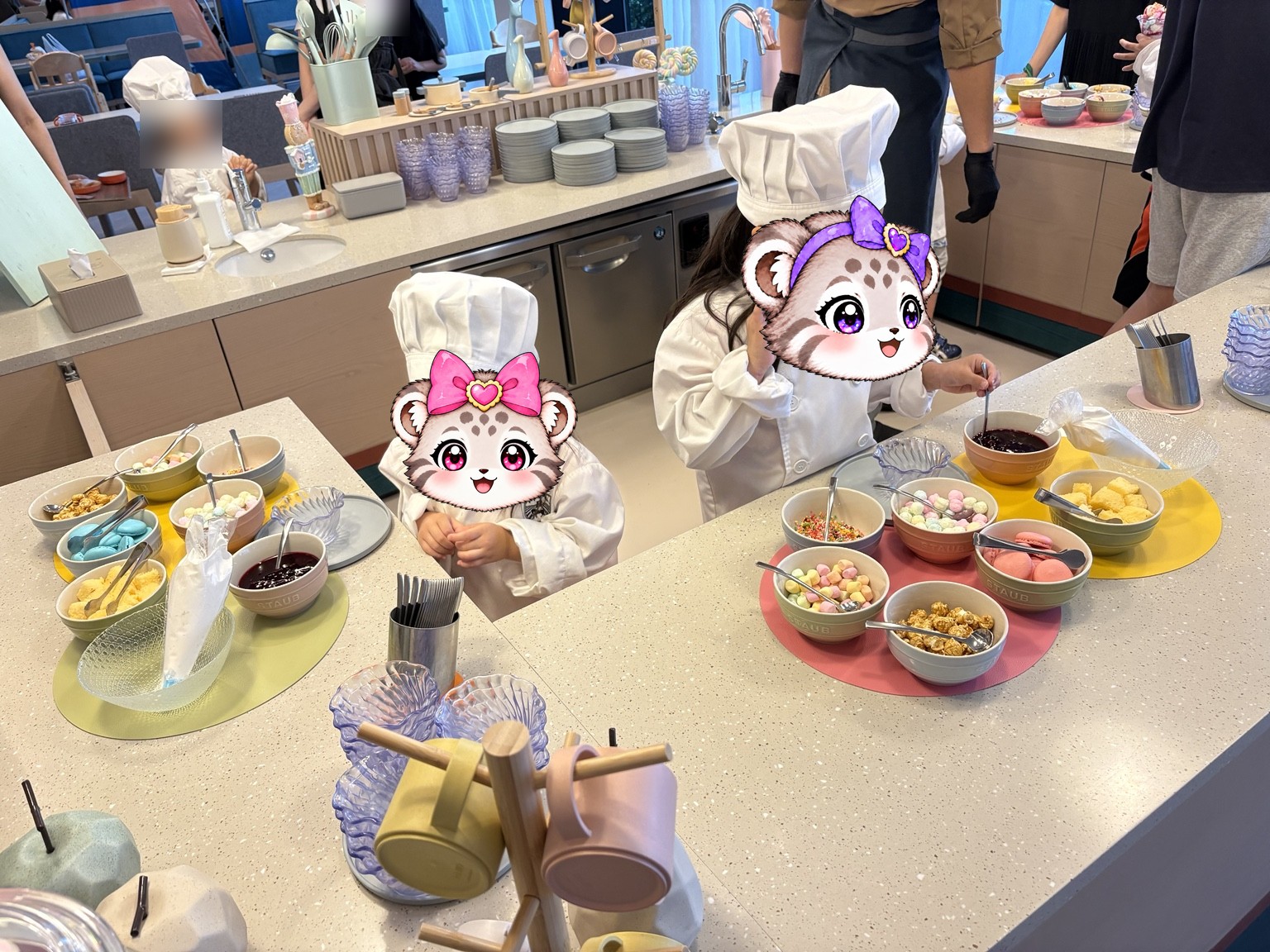 コックコートを着てデザートを作るこまぬとこみぬ