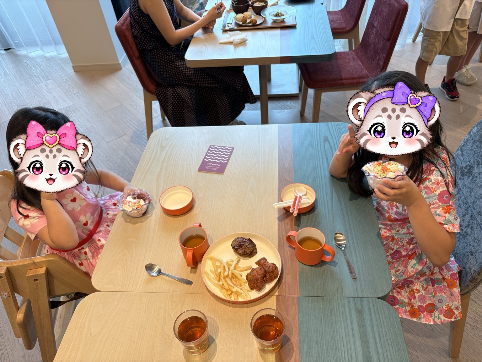 夕食の席で自分で作ったデザートを持つ姉妹