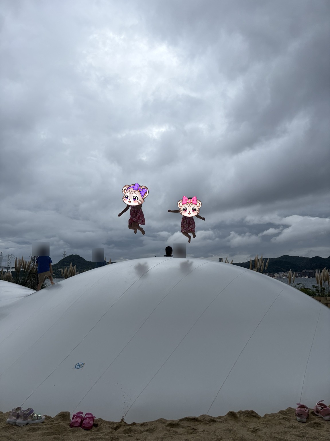 海辺のふわふわドームで跳ねて遊ぶこまぬとこみぬ