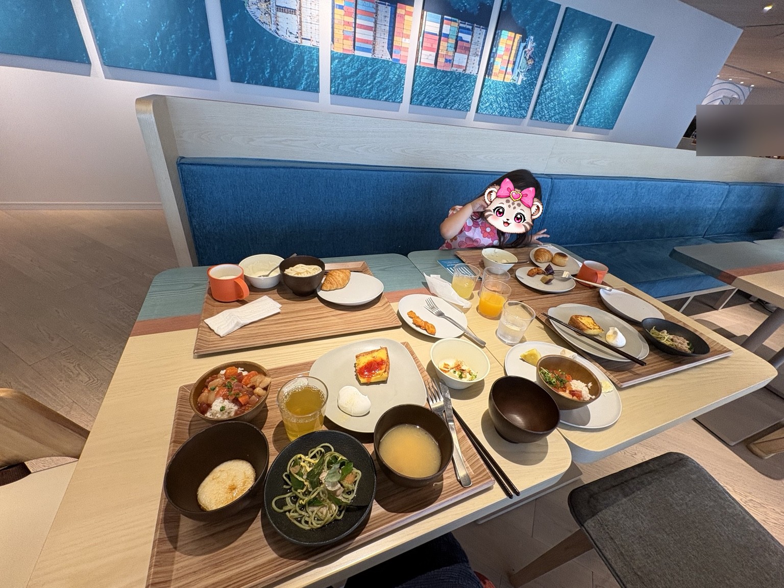 海鮮丼や瓦そばなどが並ぶ朝食のテーブルとこみぬ