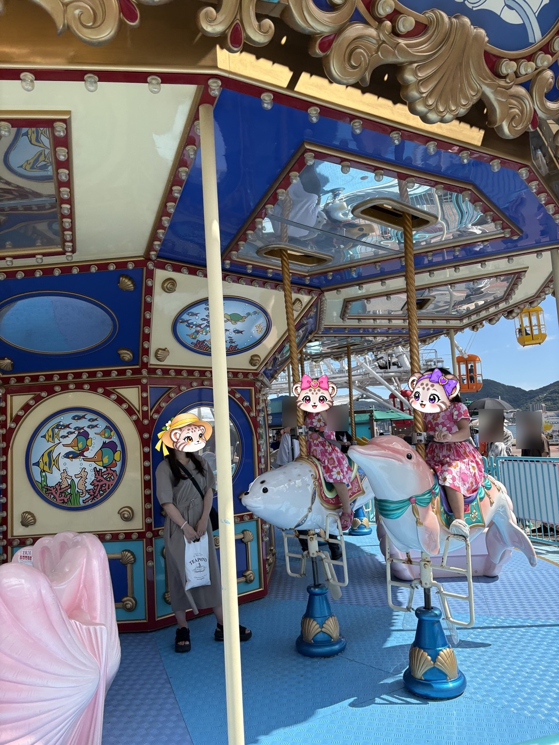 はいからっと横丁のメリーゴーランドに乗る姉妹と見守るママ