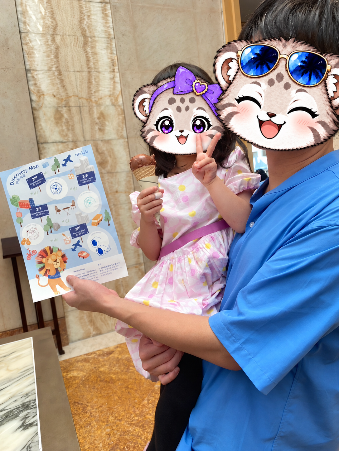 アイスクリームとスタンプ台紙を持って、パパと記念撮影