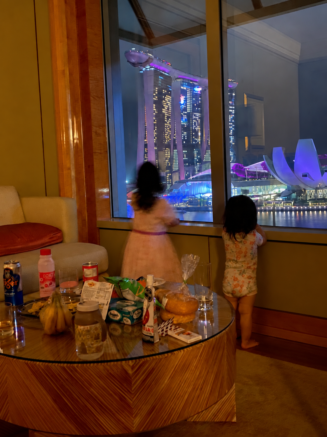 買ってきたものをテーブルに並べて、家族で部屋から夜景を楽しむ時間