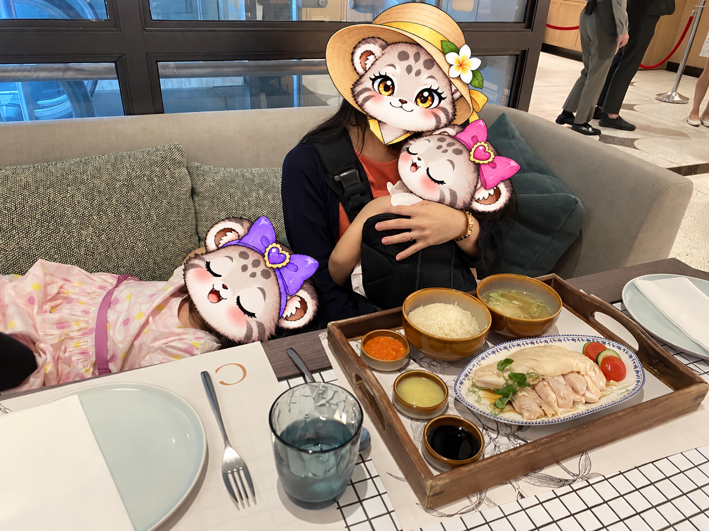 チャターボックスで眠る姉妹とママ。顔はキャラクターで保護
