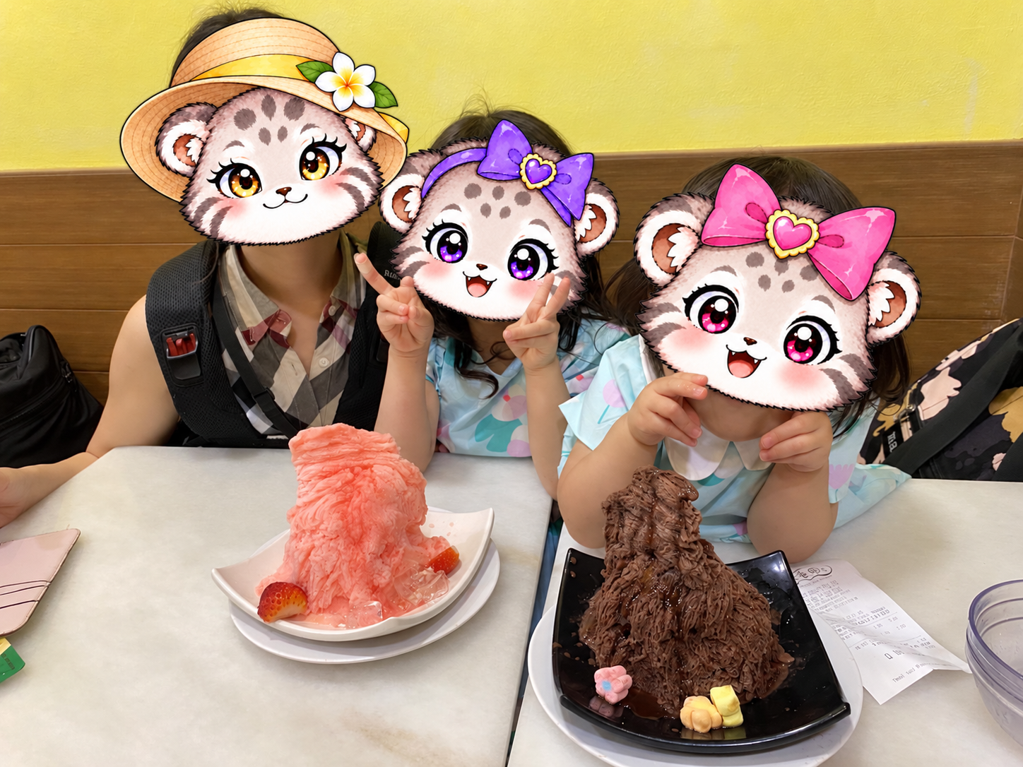 味香園でイチゴとチョコのかき氷を囲むママと姉妹。顔はキャラクターで保護
