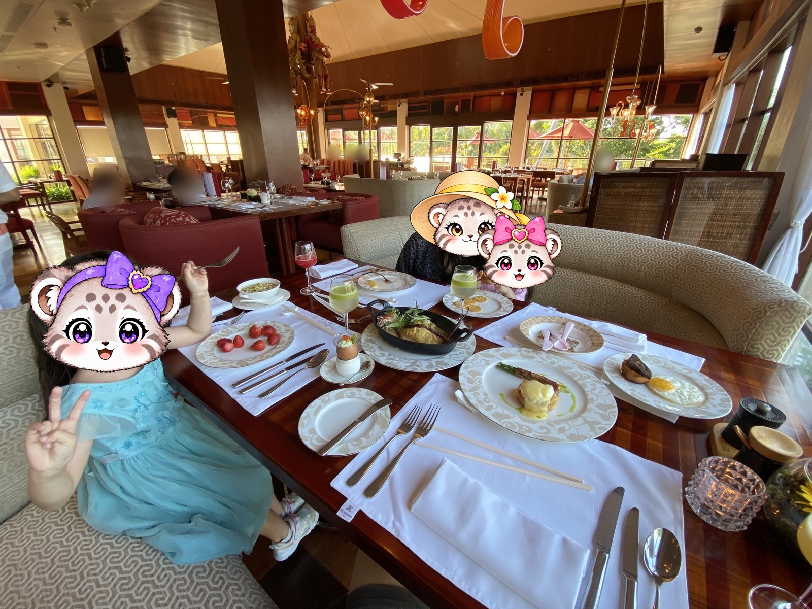 家族そろってボネカで朝食。テーブルには、楽しみにしていたオーダーメニューも。