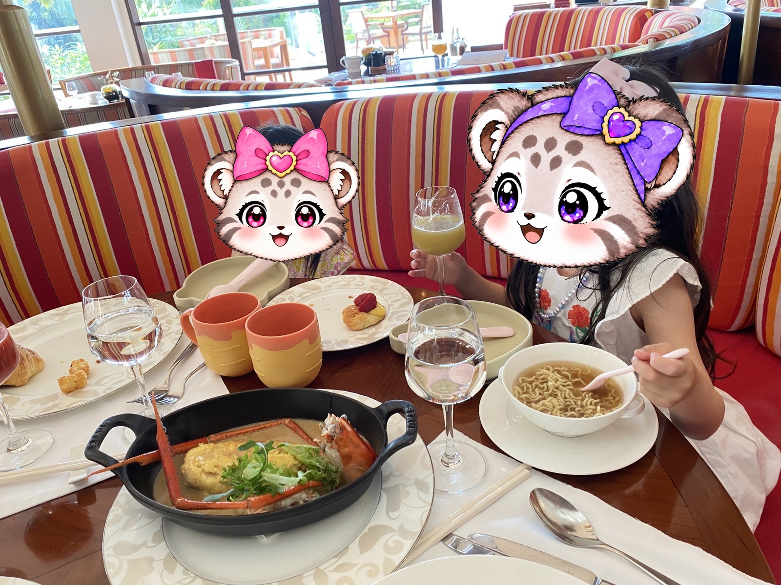 大人はロブスターオムレツ、こまぬは大好きな麺を。