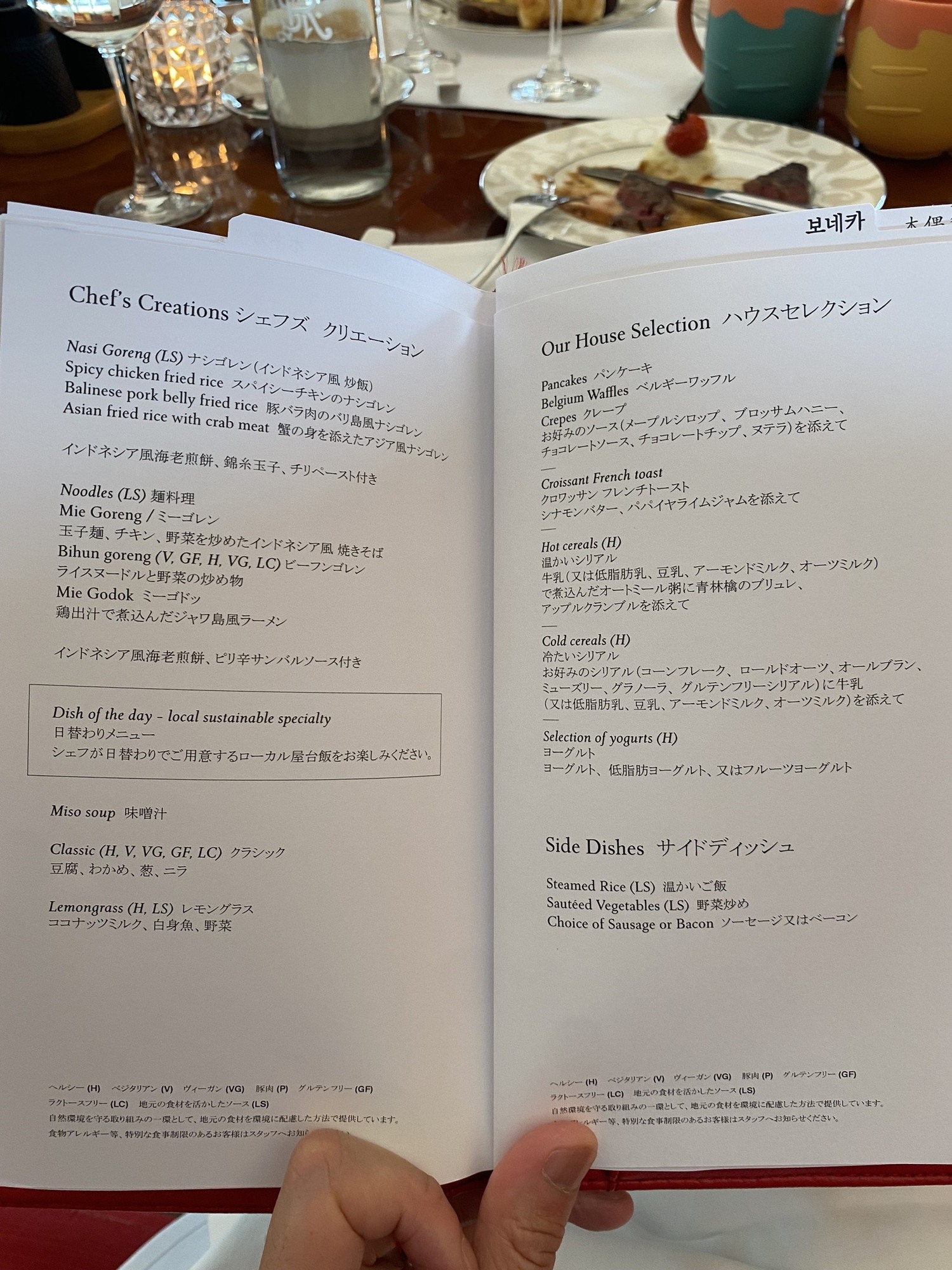 麺・ごはん・ワッフルなどのメニュー。内容は滞在当時のものです。