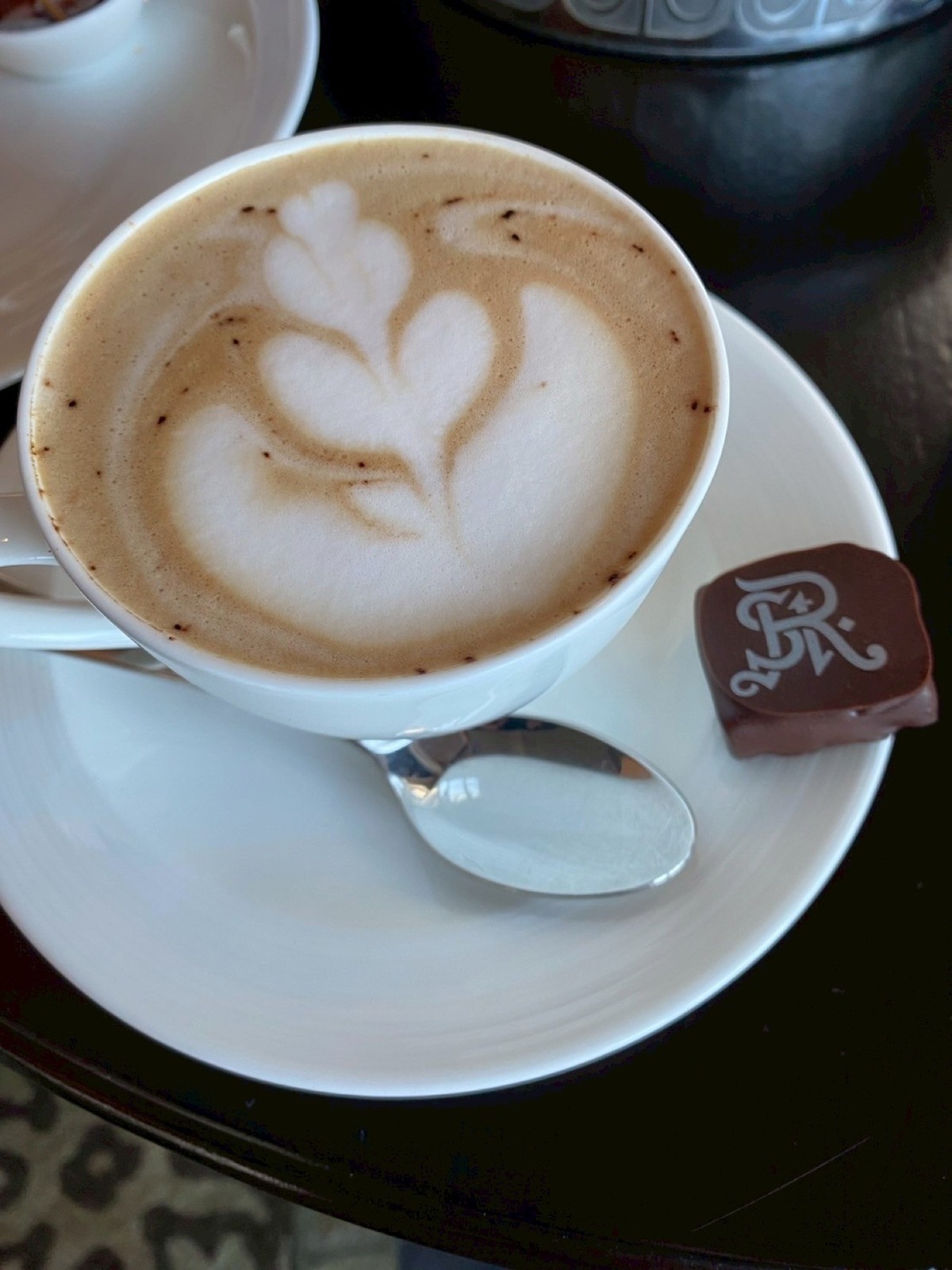 コーヒーとチョコレートで、部屋でもひと休み。