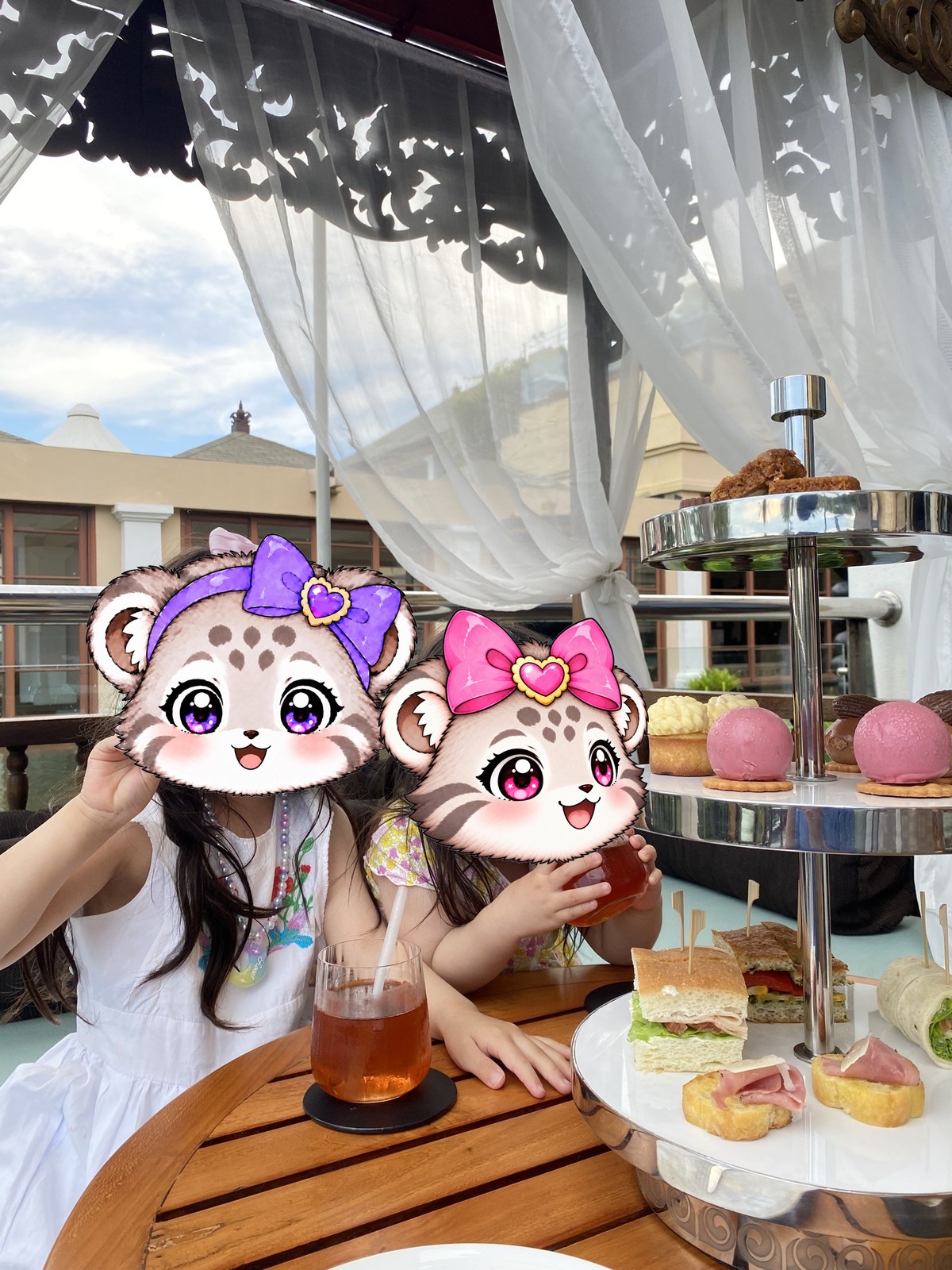 かわいいスイーツが並ぶ、天蓋つきの席でのアフタヌーンティー。