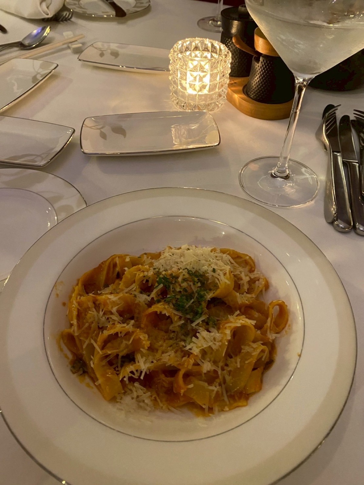 ボネカでの夕食。朝食だけでなく、夜の食事も楽しみました。