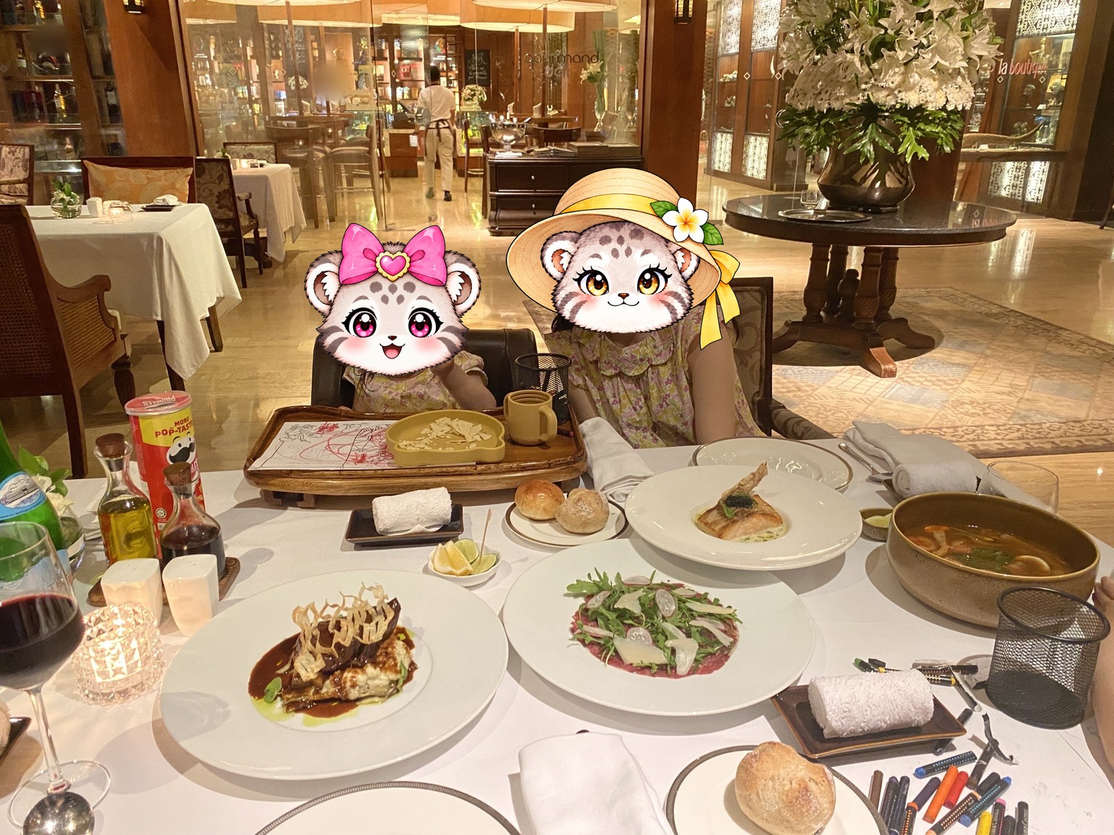 グルマンデリでの夕食。パパとママはトムヤムクンがお気に入り。