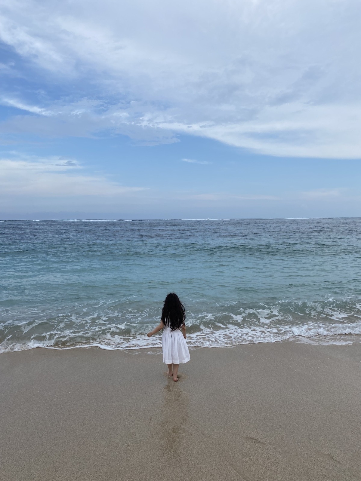 海辺にもお散歩へ。今回はプール遊びが中心の滞在でした。